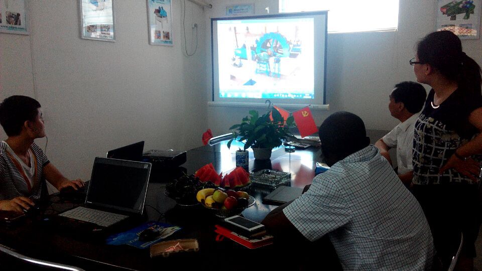 為客戶講解設(shè)備